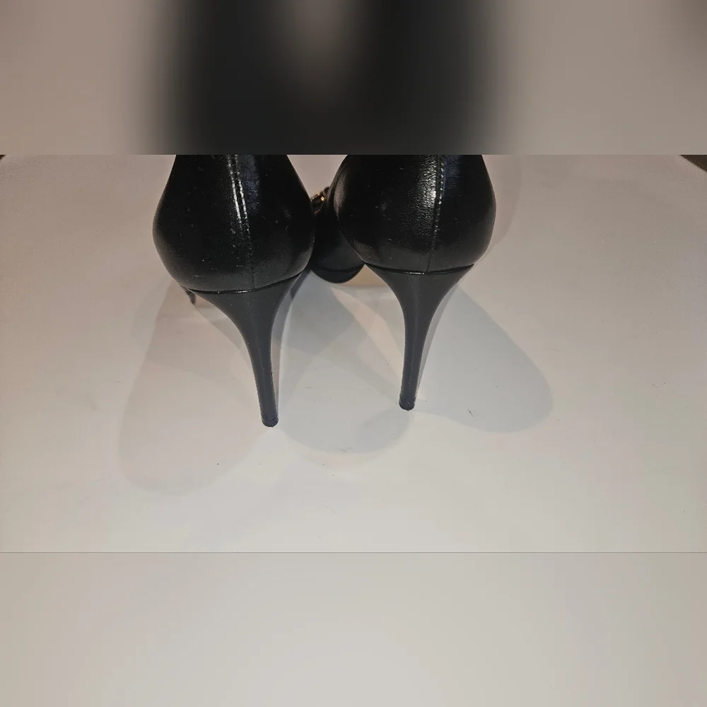Gucci Black Flats with Gold Detailing - Picture 7 of 7